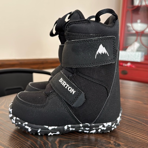 Burton snowboard boot- Mini Grom- size 10c - Picture 1 of 5